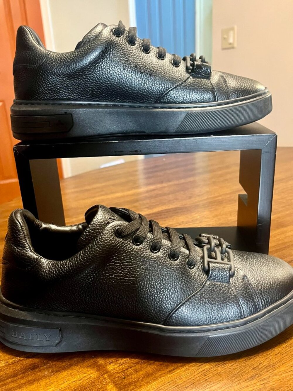 8.5D-Bally Morrys Black Pebbled Calf Embossed Leather Buckle Detail Sneakers - Picture 2 of 8